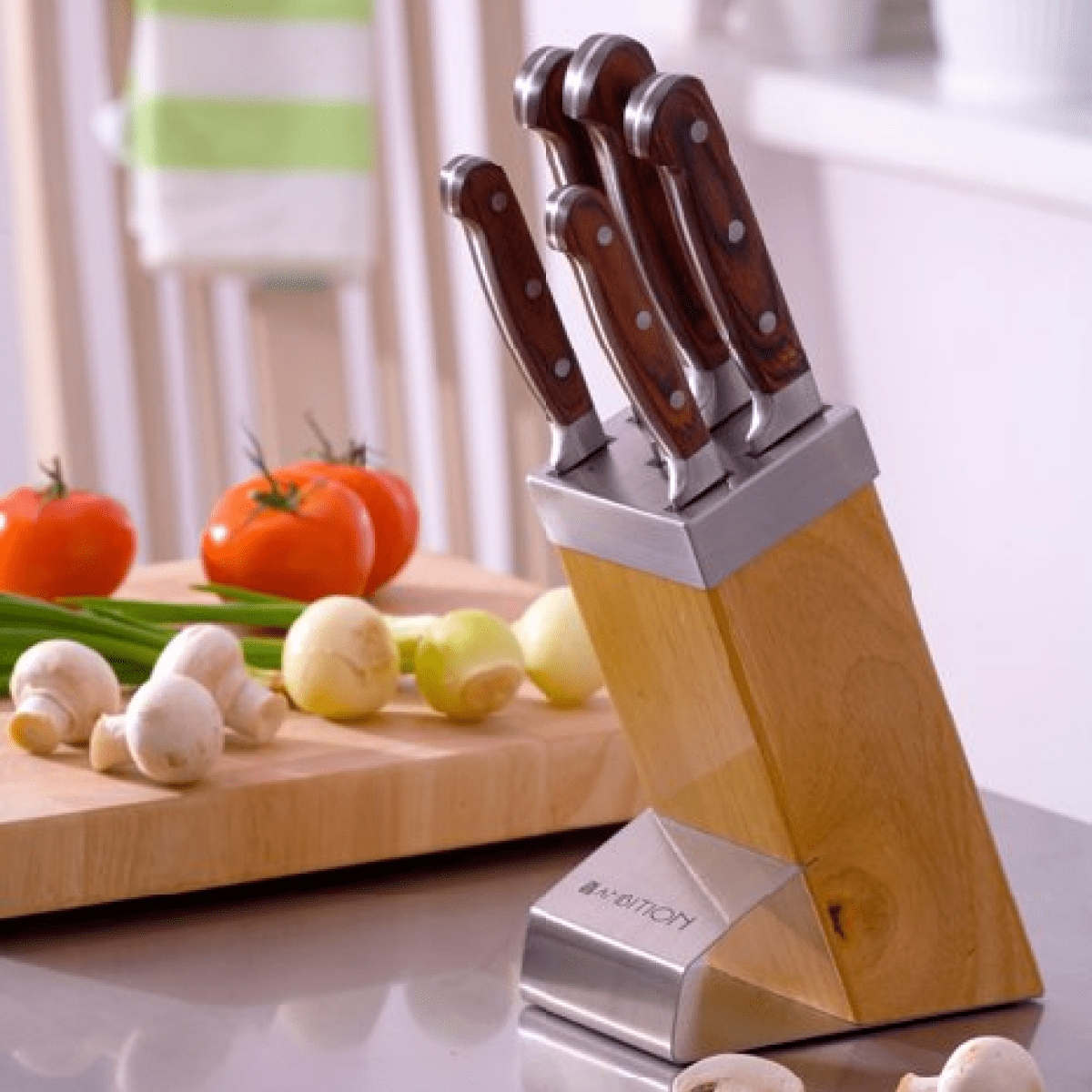 Komplet noży kutych w drewnianym bloku 6el. AMBITION TITANIUM