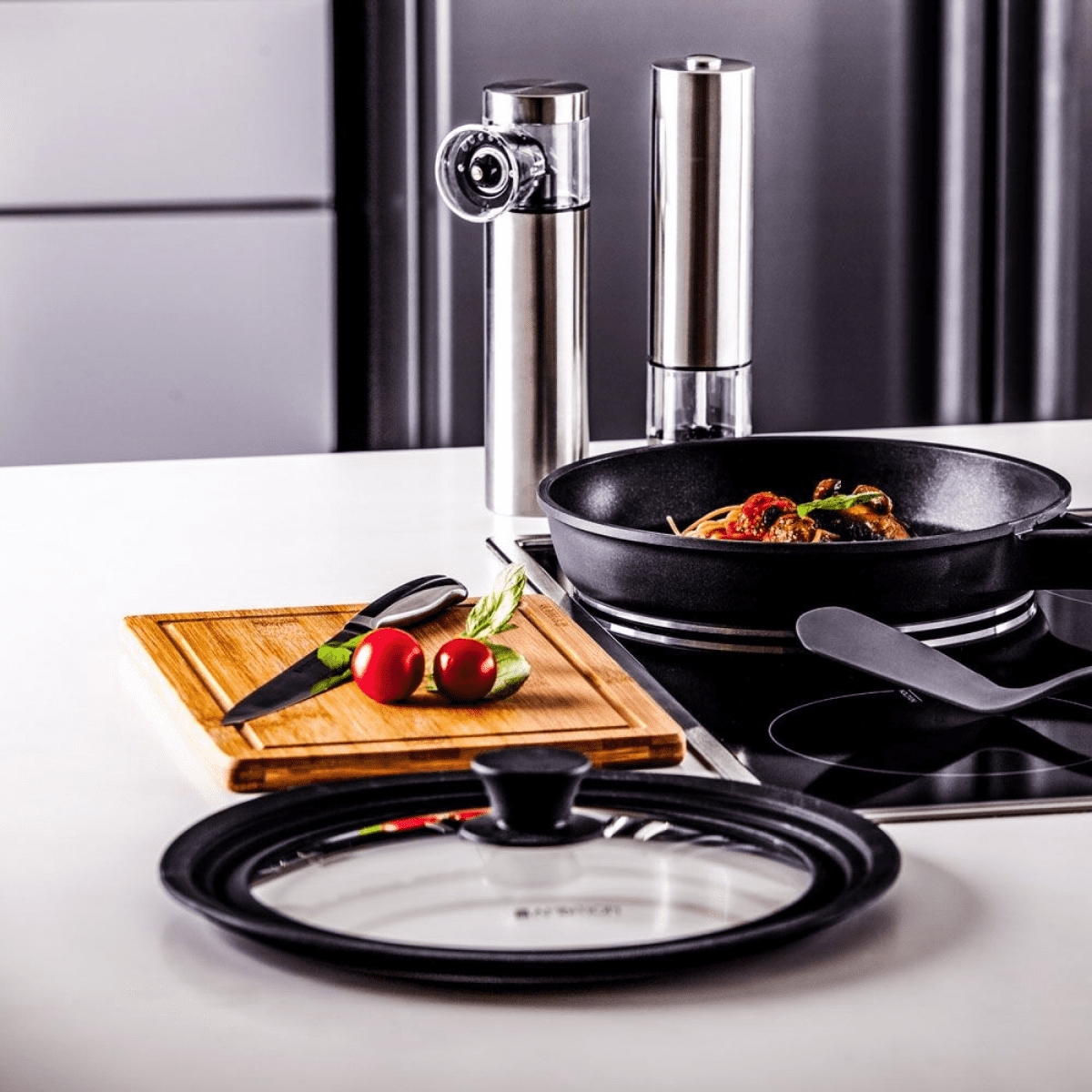 Zestaw dwóch uniwers. pokrywek do garnków o średnicy 16/18/20/22/24 cm AMBITION MISTY