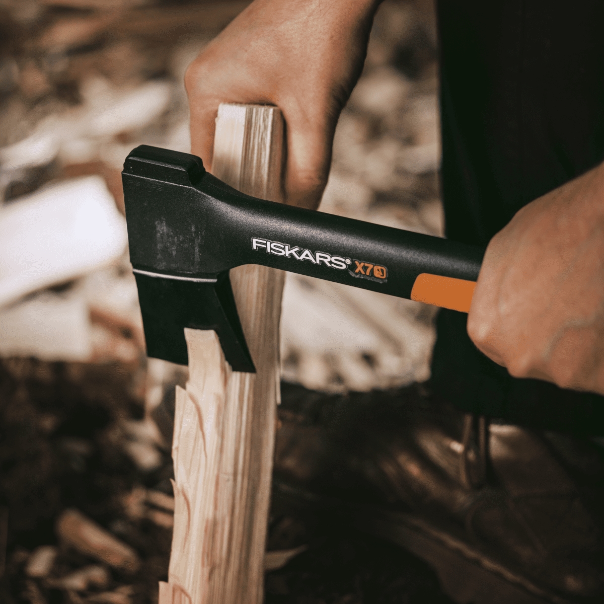 Zestaw siekiera X-series X7 + ostrzałka FISKARS Xsharp