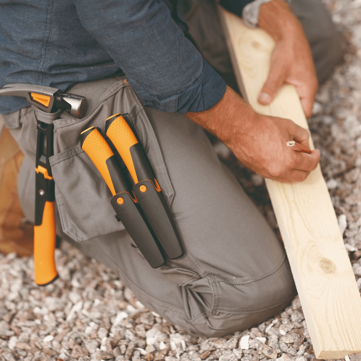 Nóż uniwersalny z wbudowaną ostrzałką (pomarańczowy) FISKARS